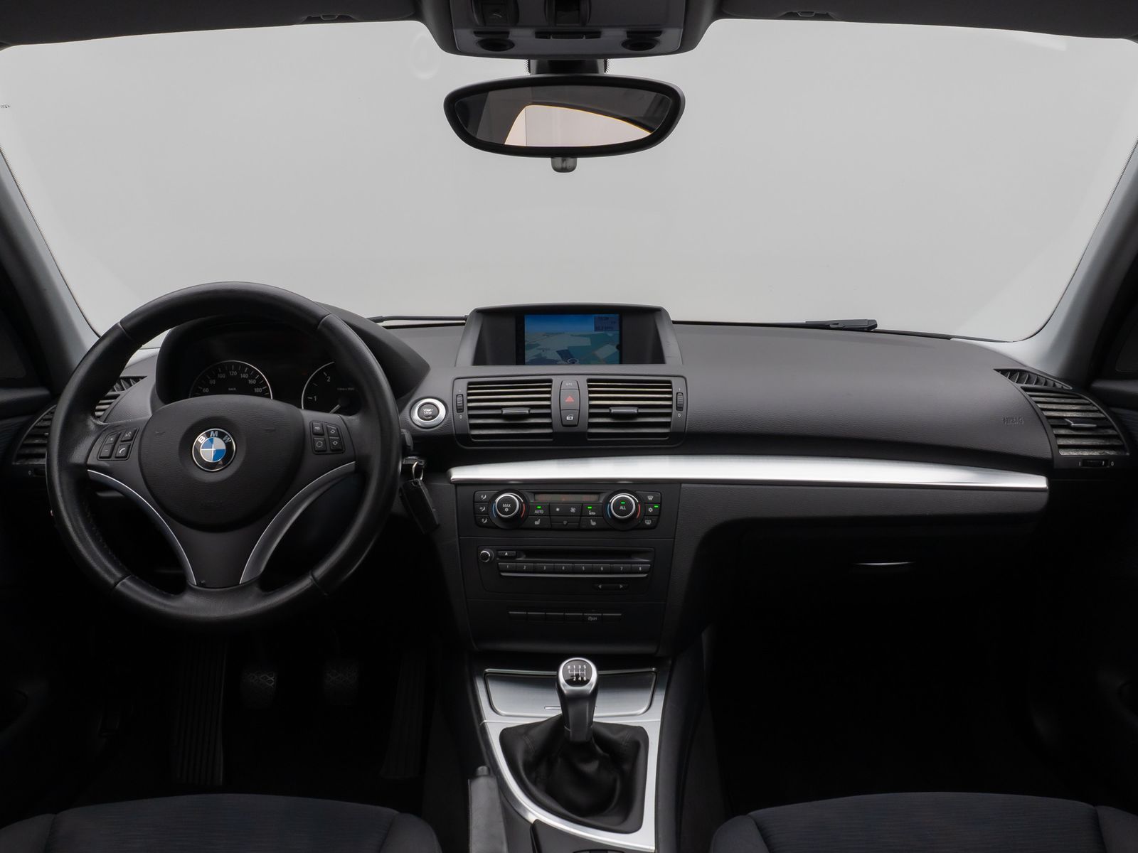 Fahrzeugabbildung BMW 118d Glasdach Navi Sitzhzg Xenon PDC 8Fach