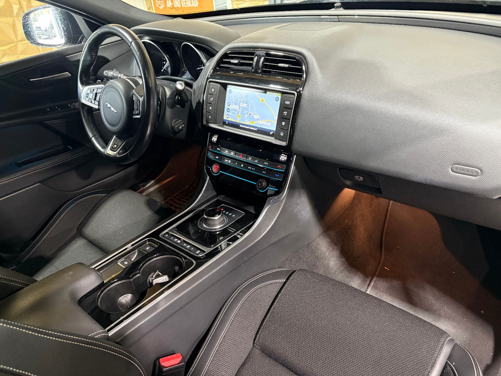 Fahrzeugabbildung Jaguar XE /TEMPOMAT/NAVI/SHZ/KLIMA/BI-XENON/SPURHALTE