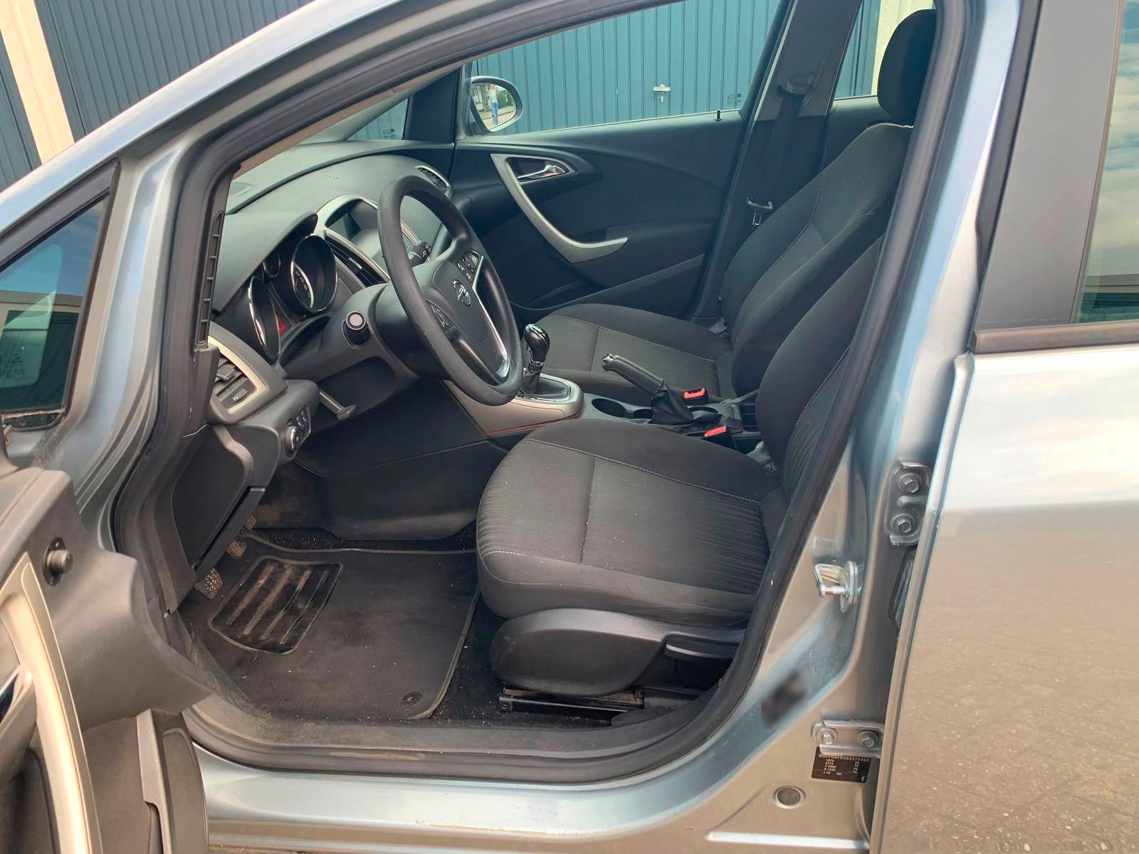 Opel Astra 2011 — photo 9