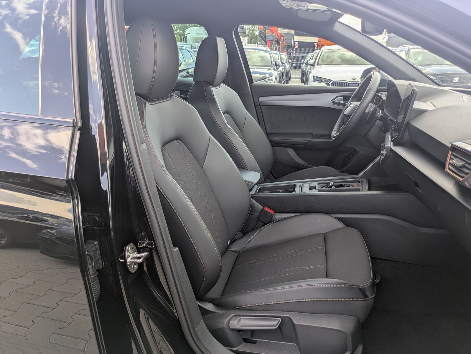 Fahrzeugabbildung CUPRA Leon 1.5 eTSI DSG MATRIX-LED*ACC*AHK*KAMERA*18"