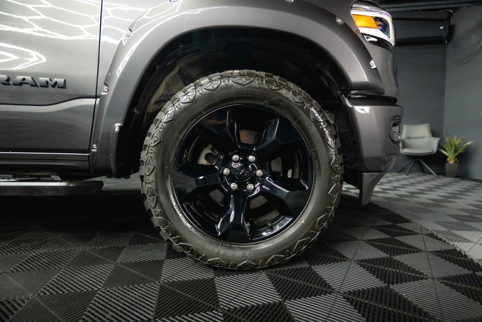 Fahrzeugabbildung Dodge RAM 5.7 V8 HEMI 4x4 Night Limited Longbed 19%