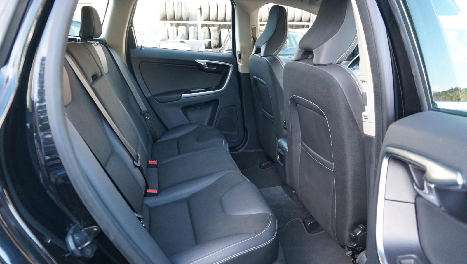 VOLVO XC60 - MOMENTUM - 163 CV - BVM - HAYON ÉLECTRIQUE