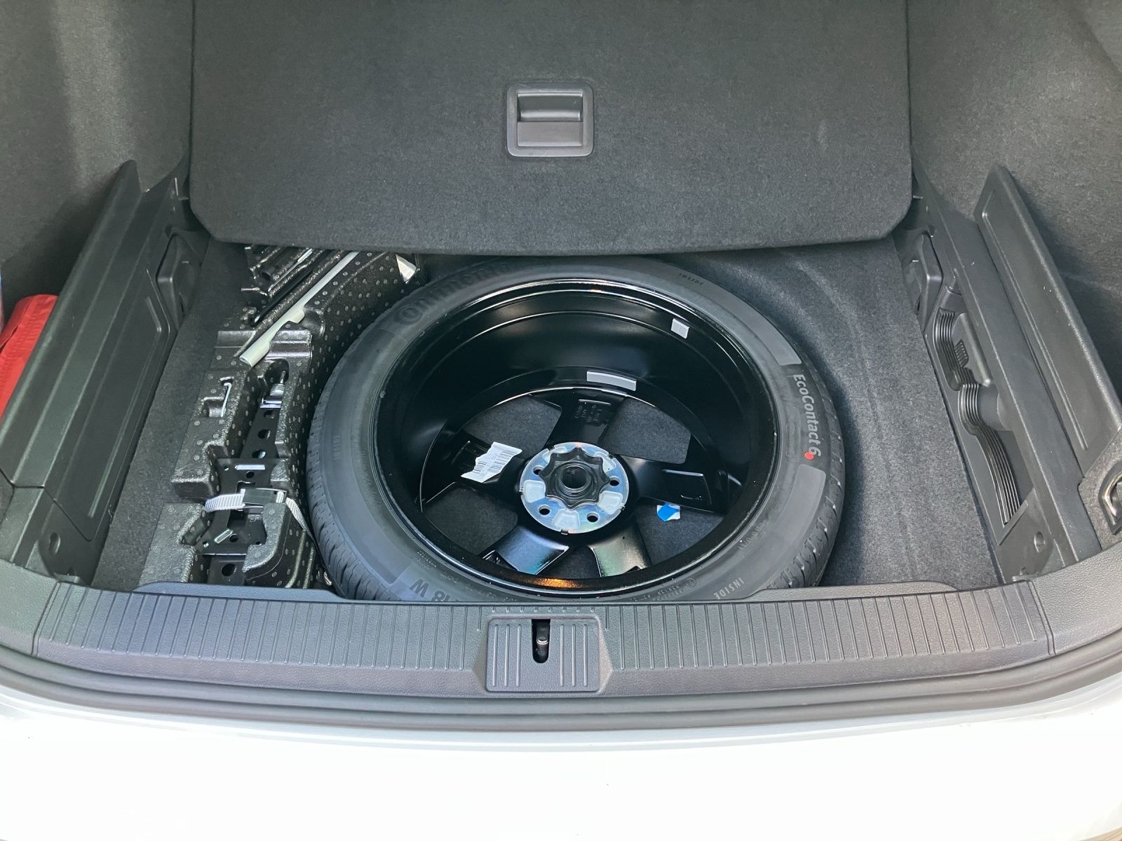 Fahrzeugabbildung Volkswagen Passat Variant R-Line TSI DSG LED ACC NAVI RFK S