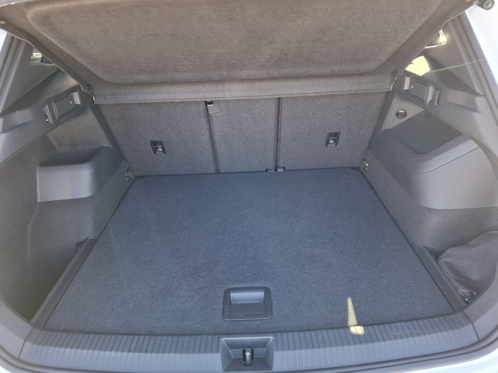 Fahrzeugabbildung Volkswagen Tiguan 2.0 TDI 4M R-Line BLACK*PAN*HK*AHK*MATRIX