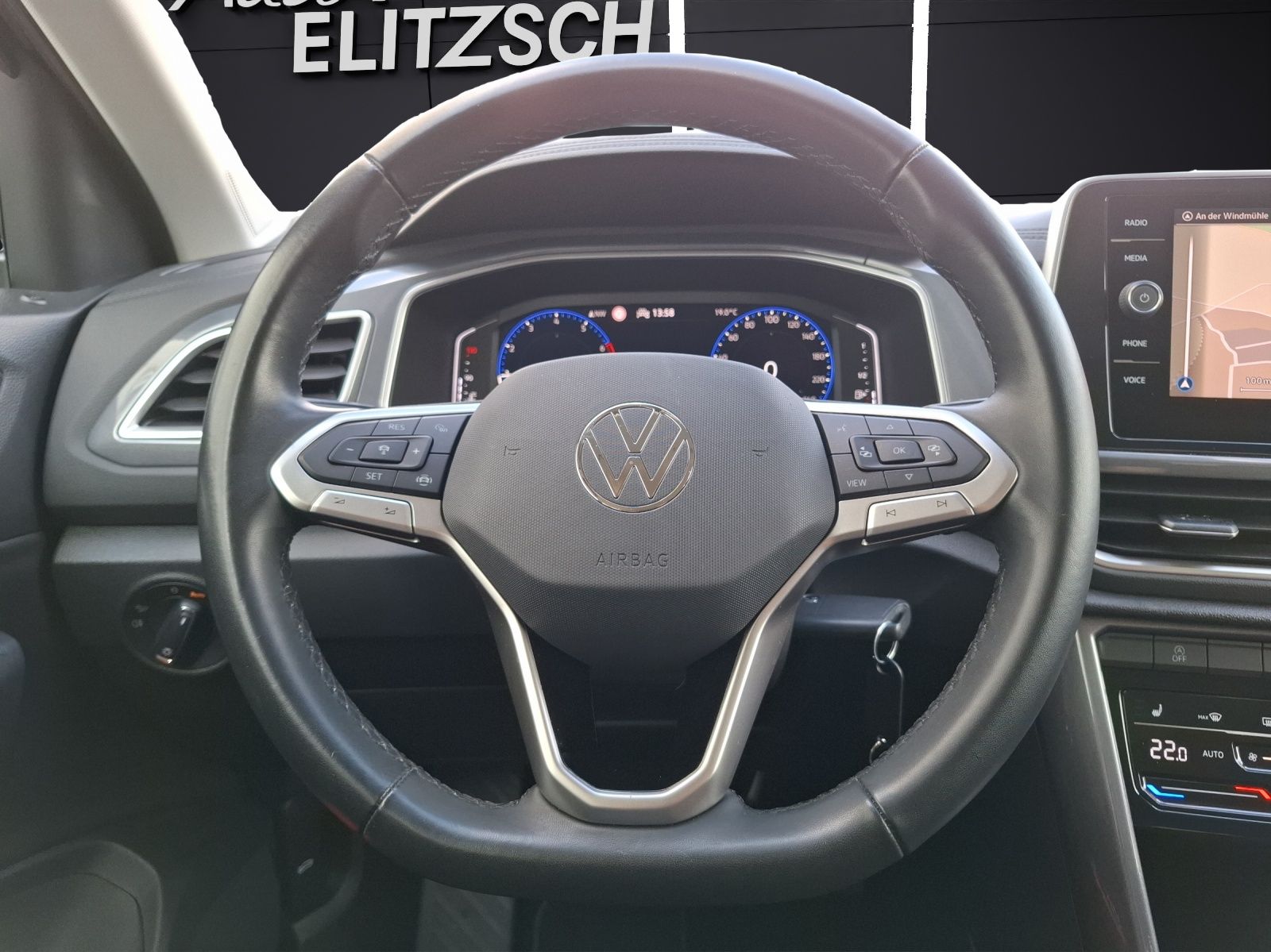 Fahrzeugabbildung Volkswagen T-Roc TSI Style LED Navi AID ACC Park-Assist SH