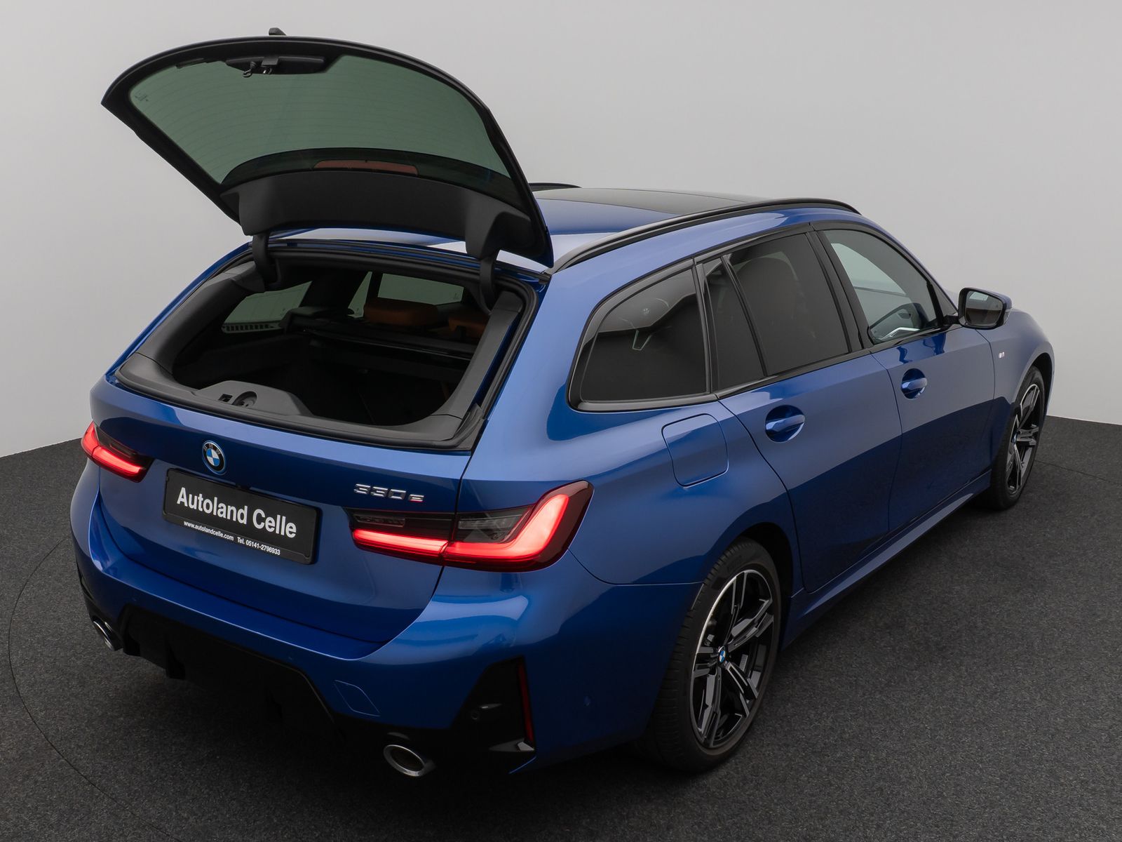 Fahrzeugabbildung BMW 330e M Sport Panorama 360°HUD HiFi AHK Komfort