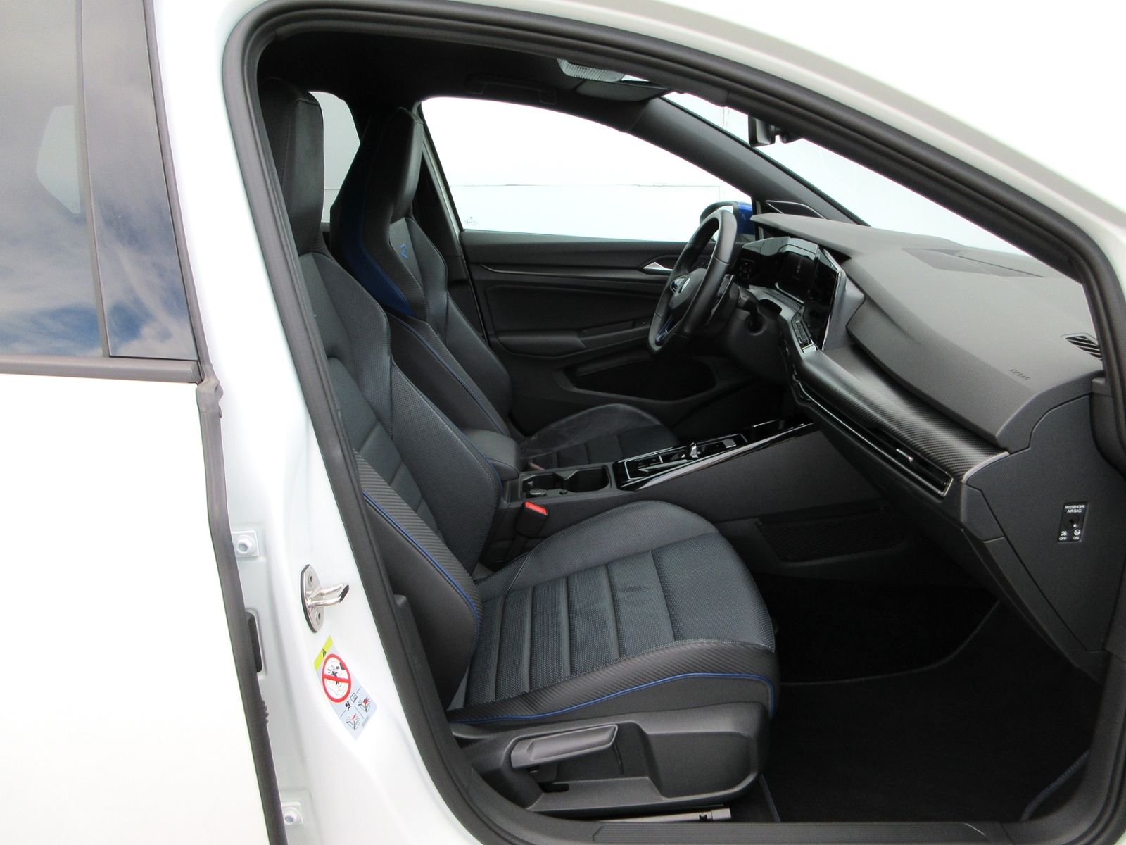 Volkswagen Golf VIII R Performance 2.0 TSI 333 PS 4M DSG 2 foto 4
