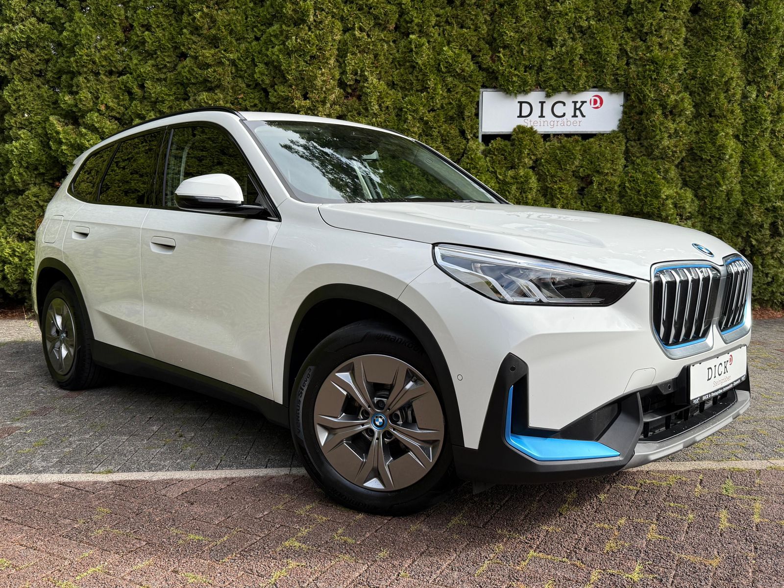 Fahrzeugabbildung BMW iX1 30 xDrive 64 kWh SHADOW+LIFE+SHZ+KAM+LEDER+M