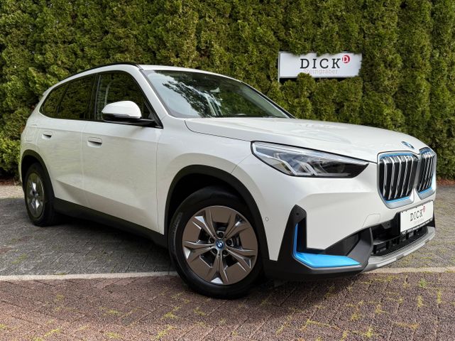 BMW iX1 30 xDrive 64 kWh SHADOW+LIFE+SHZ+KAM+LEDER+M