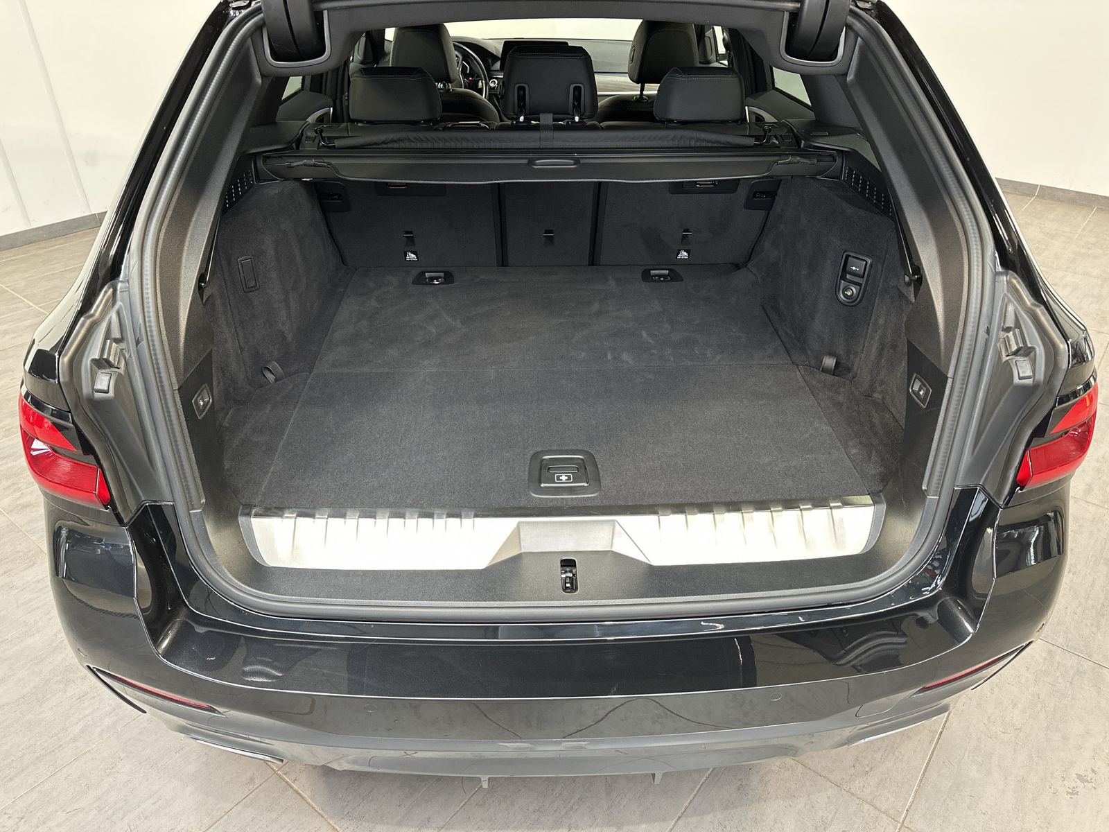 Fahrzeugabbildung BMW 530e Touring M-Sport NAV+LASER+AHK+HEAD-UP+18ZO