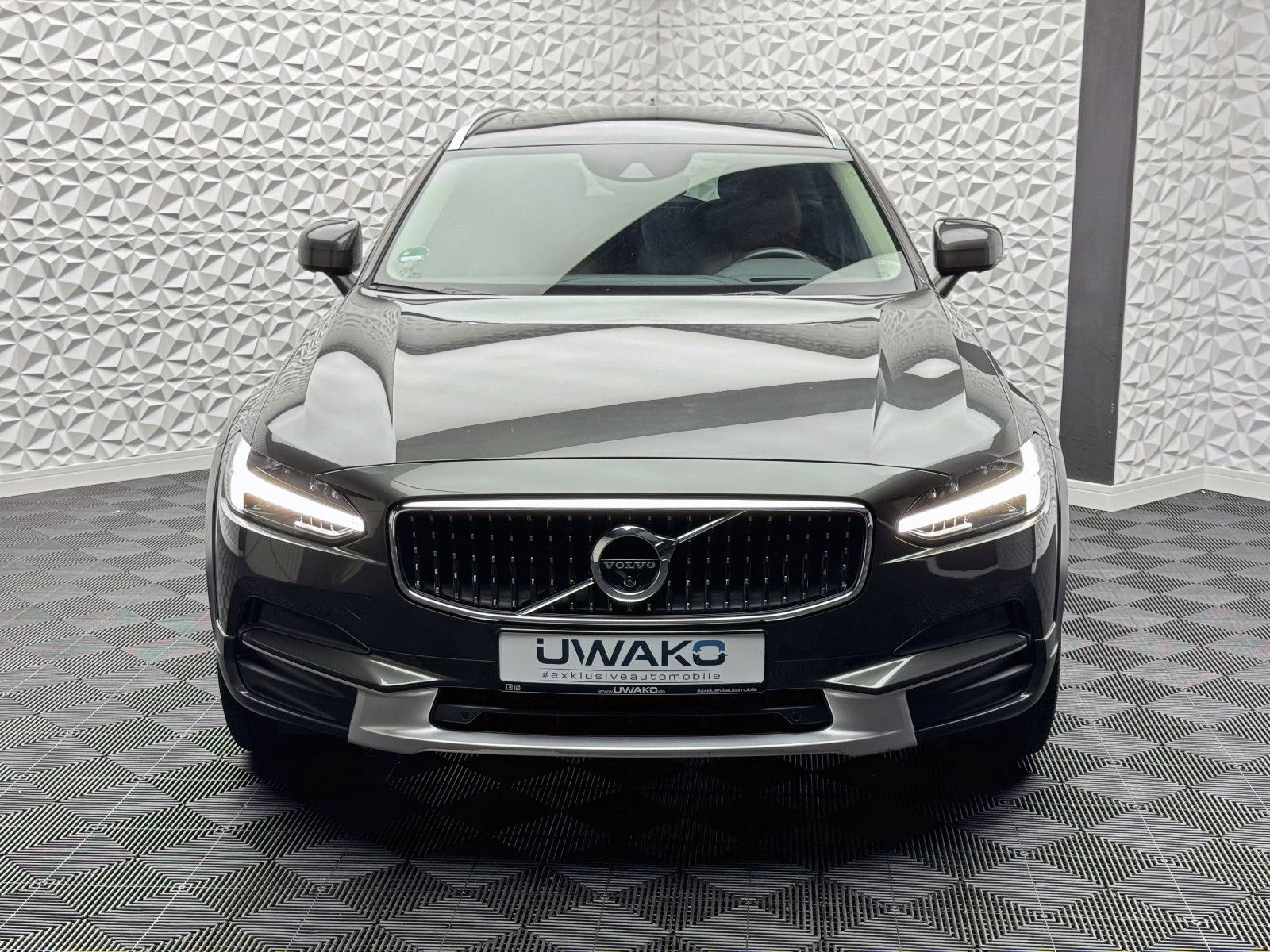 Fahrzeugabbildung Volvo V90 CROSS COUNTRY D5 AWD/360°/ACC/PANO/HUD/LED