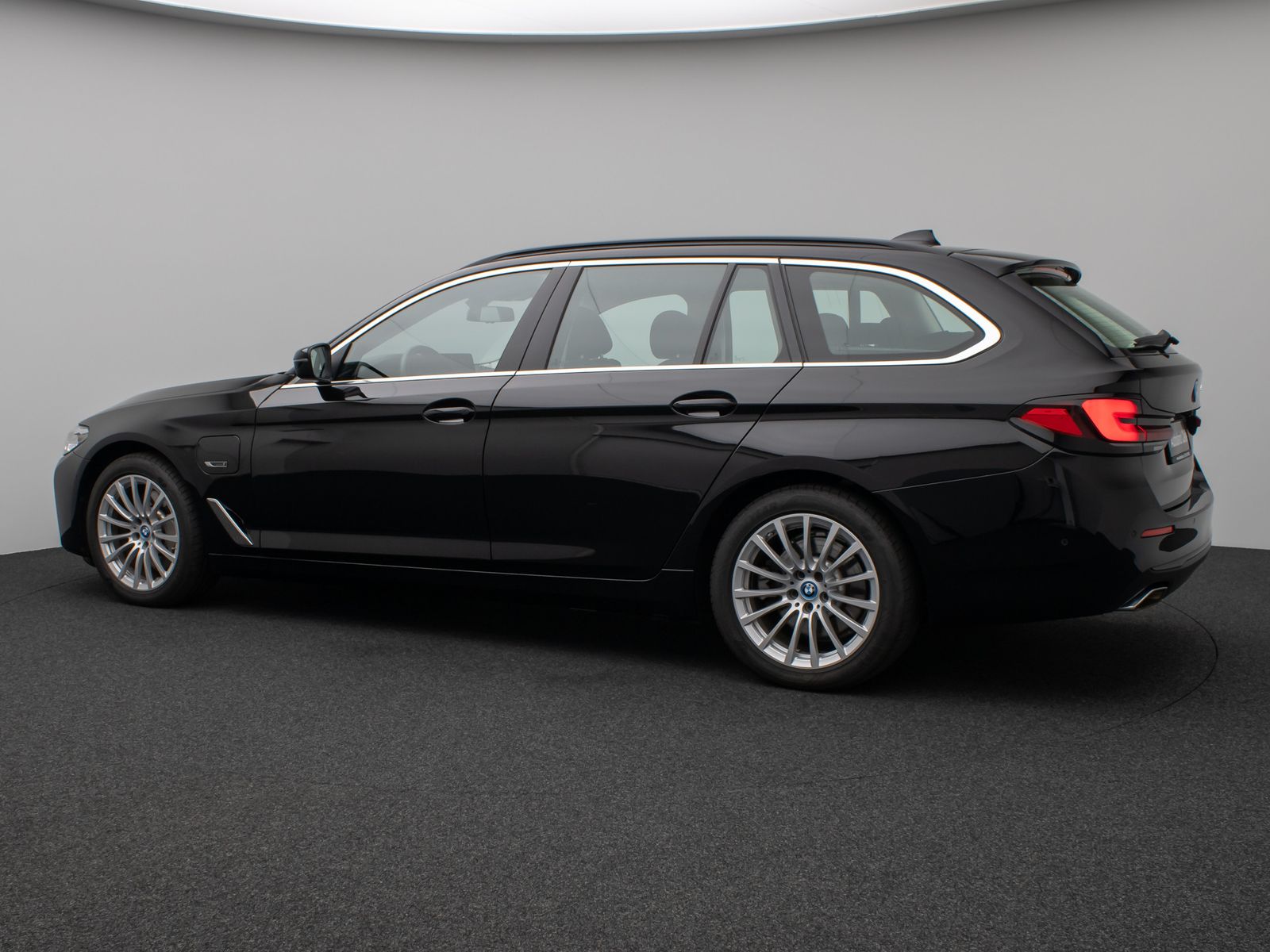 Fahrzeugabbildung BMW 530e Kamera DAB CockPitPro Stop&Go Alarm LED