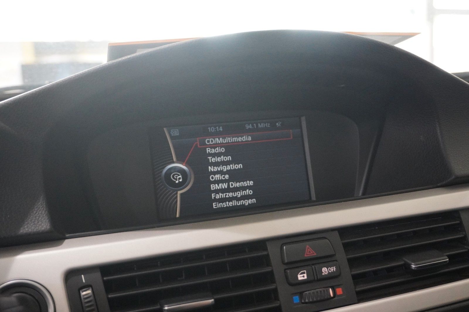 Fahrzeugabbildung BMW 320i TOURING NAVI/BI-XENON/SHZ/PDC/PANO./SH/TEMP