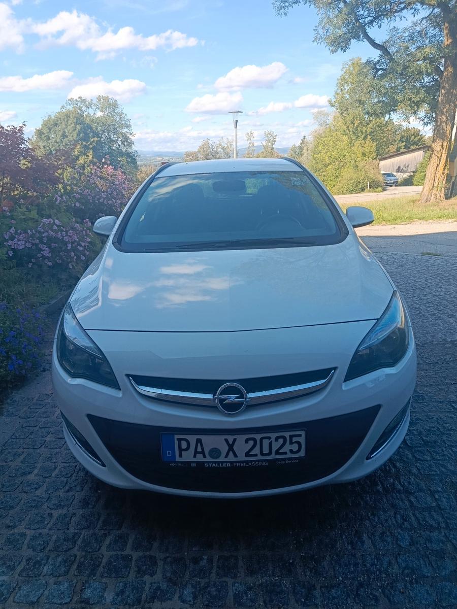 Opel Astra 2013 — rear view