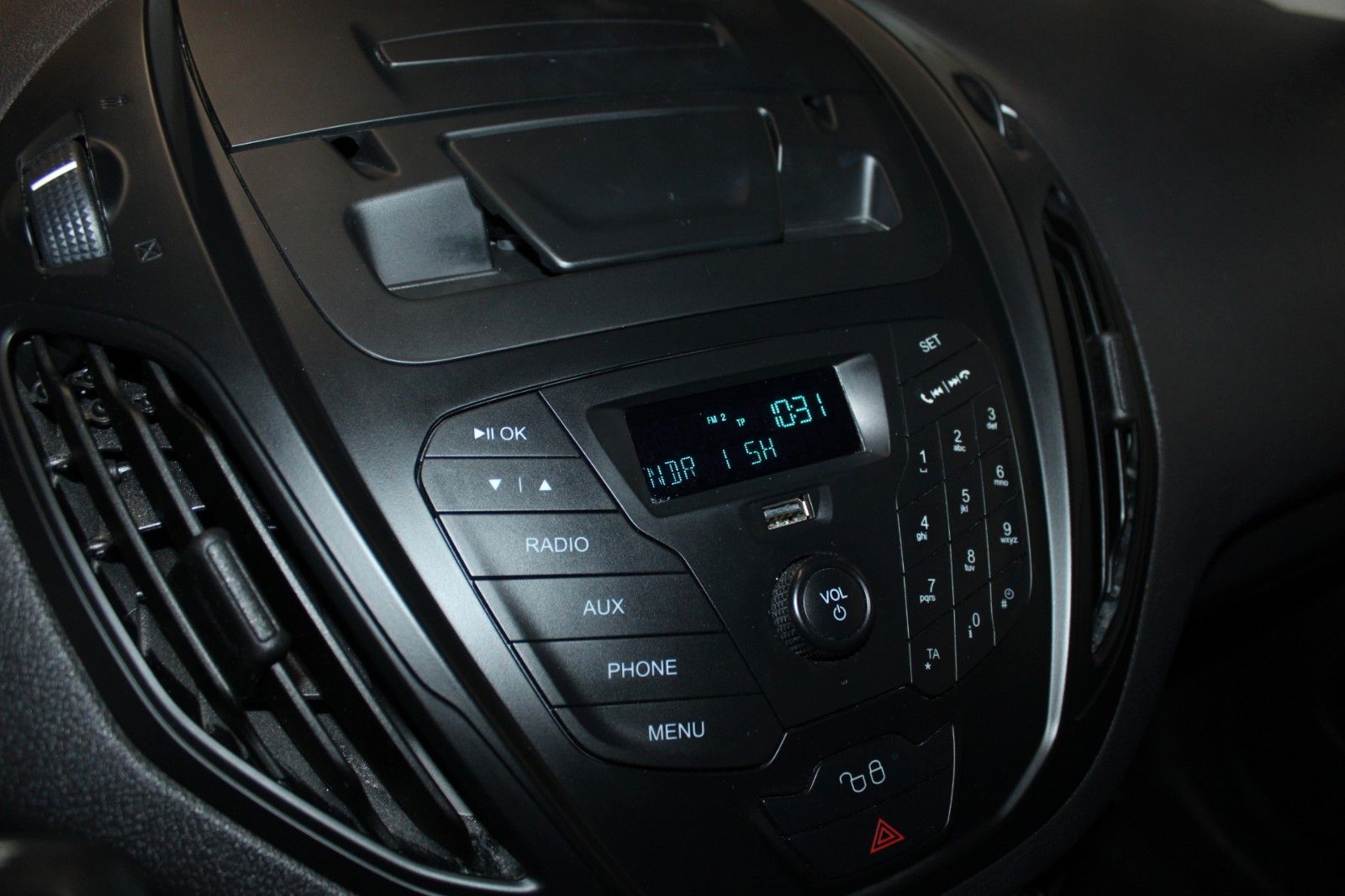 Fahrzeugabbildung Ford Transit Courier Kasten Dachträger