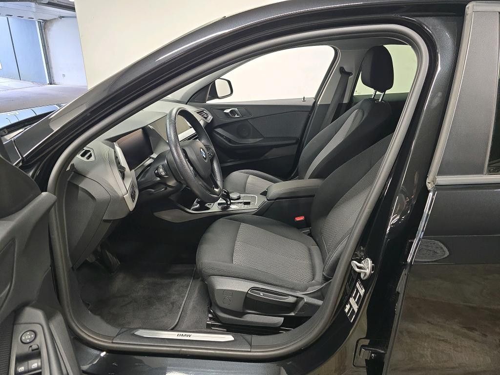 Fahrzeugabbildung BMW 118 d Advantage Aut DAB GRA LED Kamera SHZ PDC