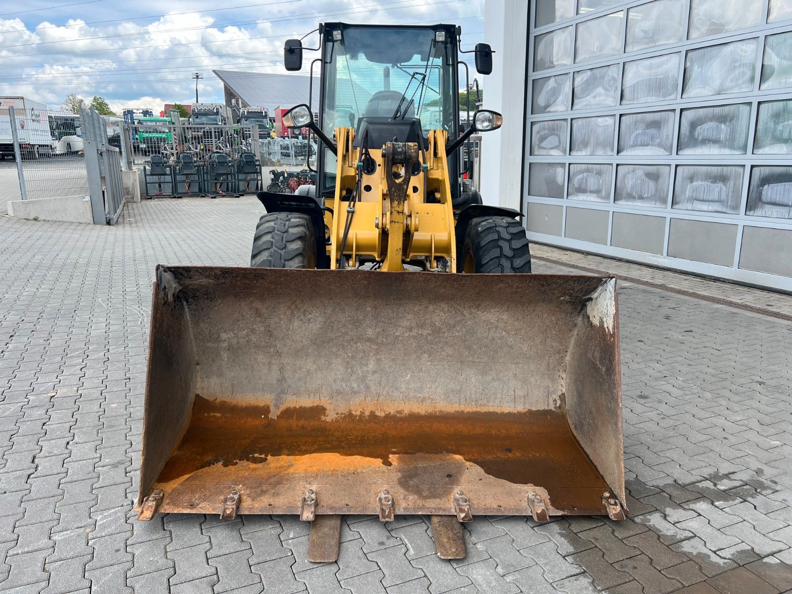 Fahrzeugabbildung CAT 908M / 3.000h / Gabel / Schaufel