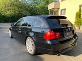 BMW 320d Touring xDrive M PANO/AHK/NAVI/XENON/18" - BMW 320 aus 2010