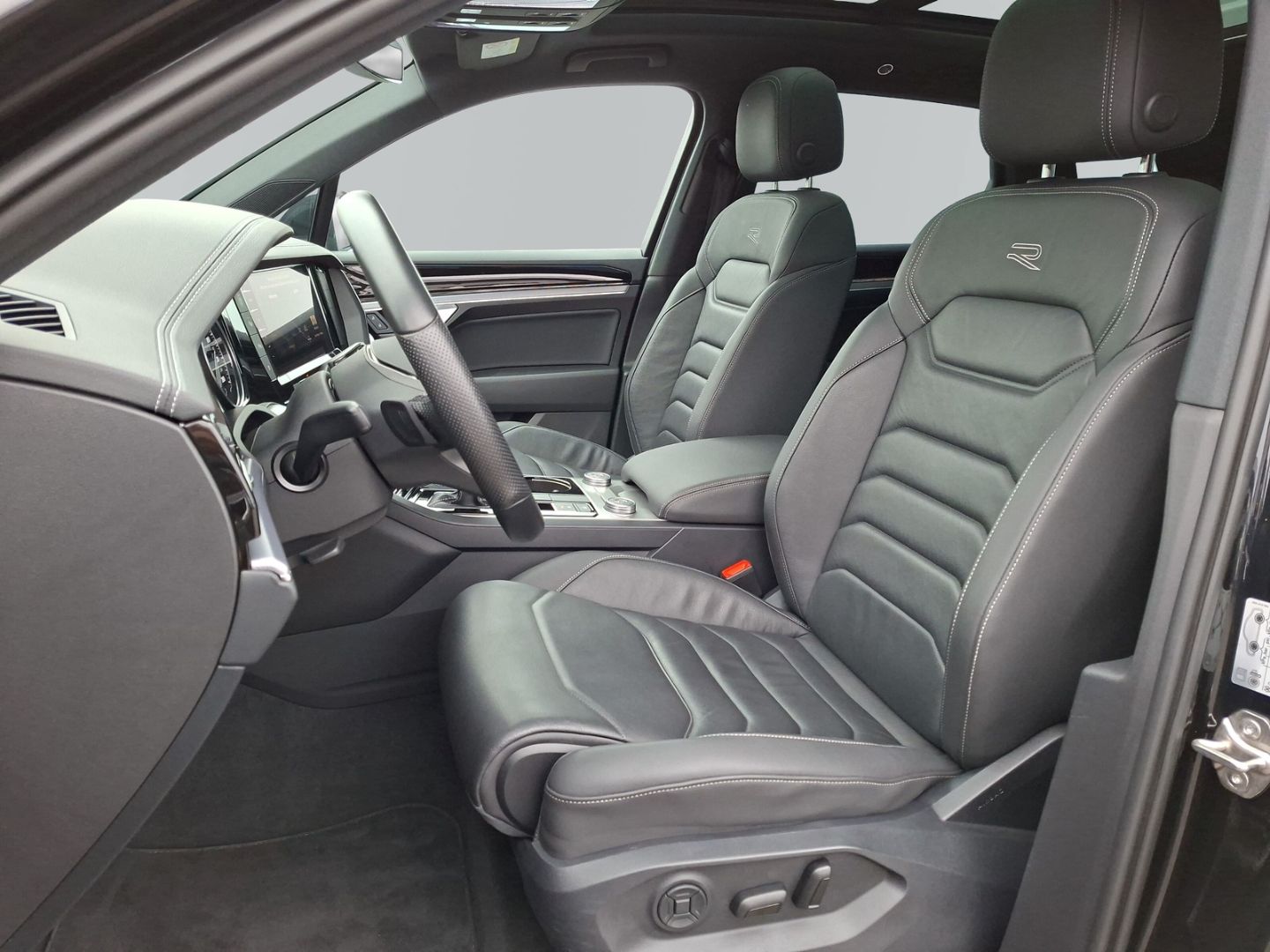 Touareg 3.0 TDI V6 4M R-Line *PANO*STHZ*HUD*