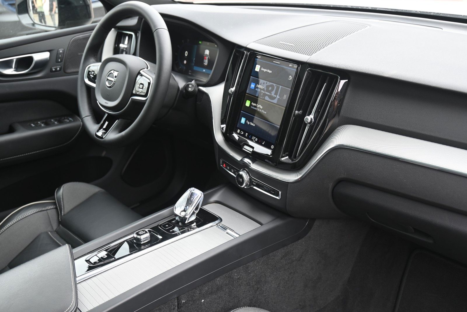 Fahrzeugabbildung Volvo XC60 B4 Benzin FWD Plus Dark*STHZG*360°*ACC*AHK