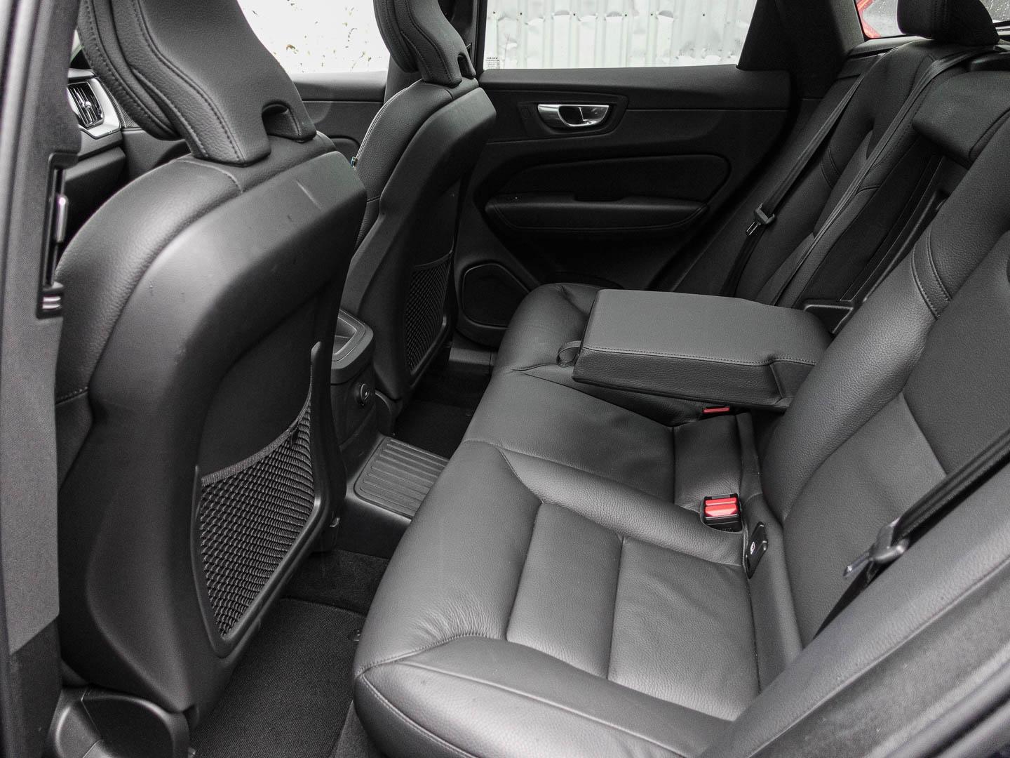 Volvo XC60 Plus Dark Recharge Plug-In Hybrid AWD T6 Tw