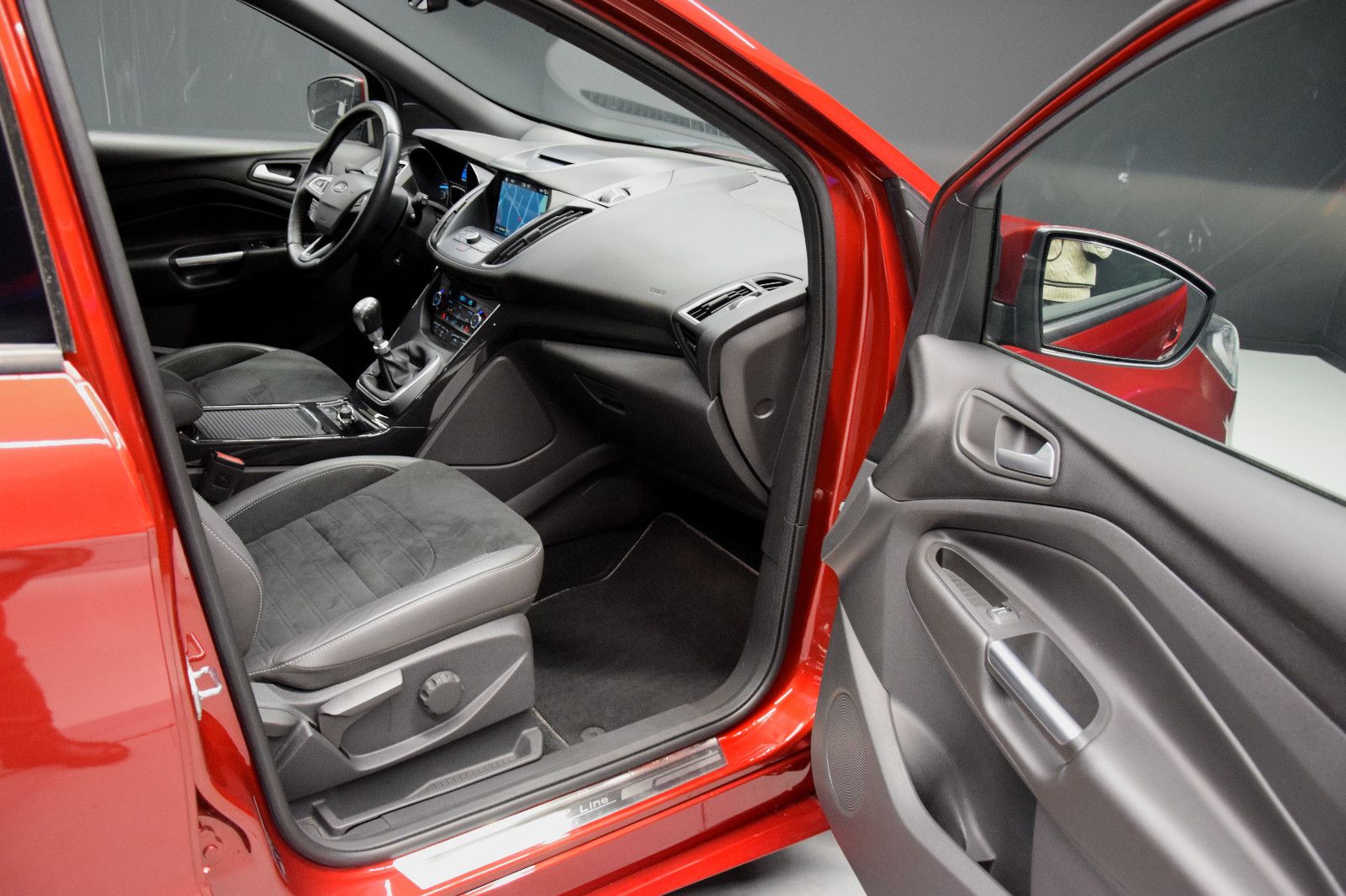 Fahrzeugabbildung Ford Kuga ST-Line Tempomat Kamera PDC Bi-Xenon el.Hkl