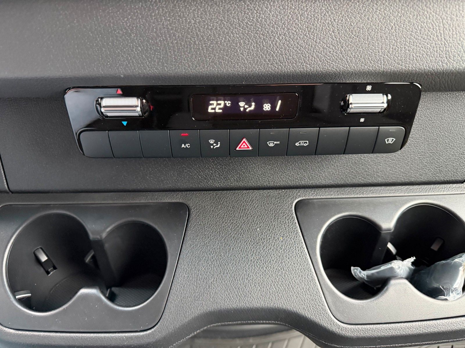 Fahrzeugabbildung Mercedes-Benz Sprinter 319 CDI 3665 DoKa AHK Klima LED