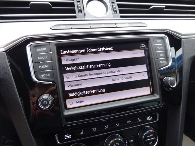 Fahrzeugabbildung Volkswagen Passat/Highline/2xR-Line/LED/Virtual/Kam/Leder/
