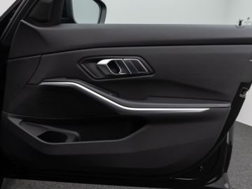 Fahrzeugabbildung BMW 320e Advantage DAB HiFi PDC AHK Alarm LED Sport