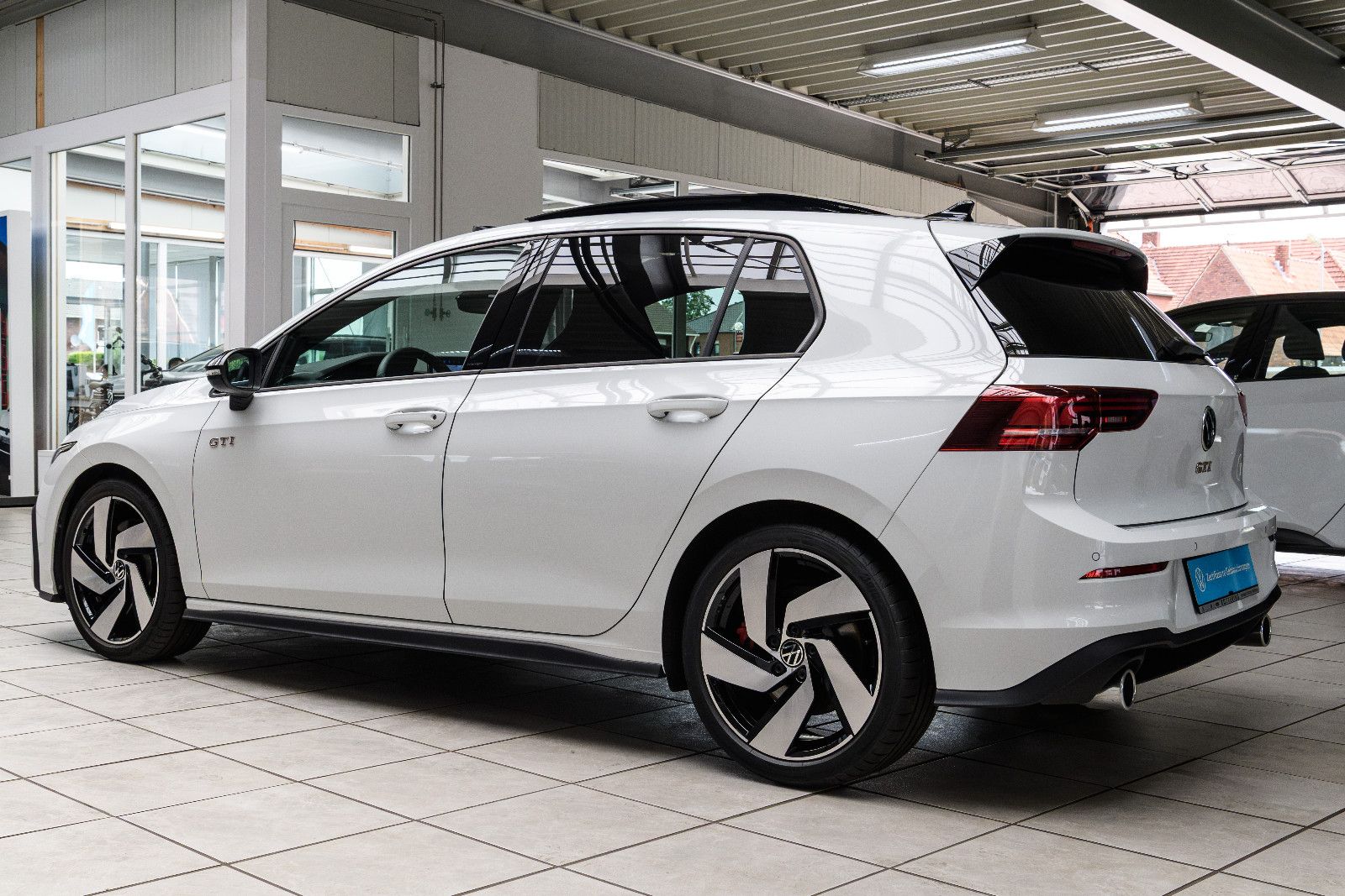 Fahrzeugabbildung Volkswagen Golf VIII GTI DSG LED+PANO+RFK+HuD+BLACK-STYLE