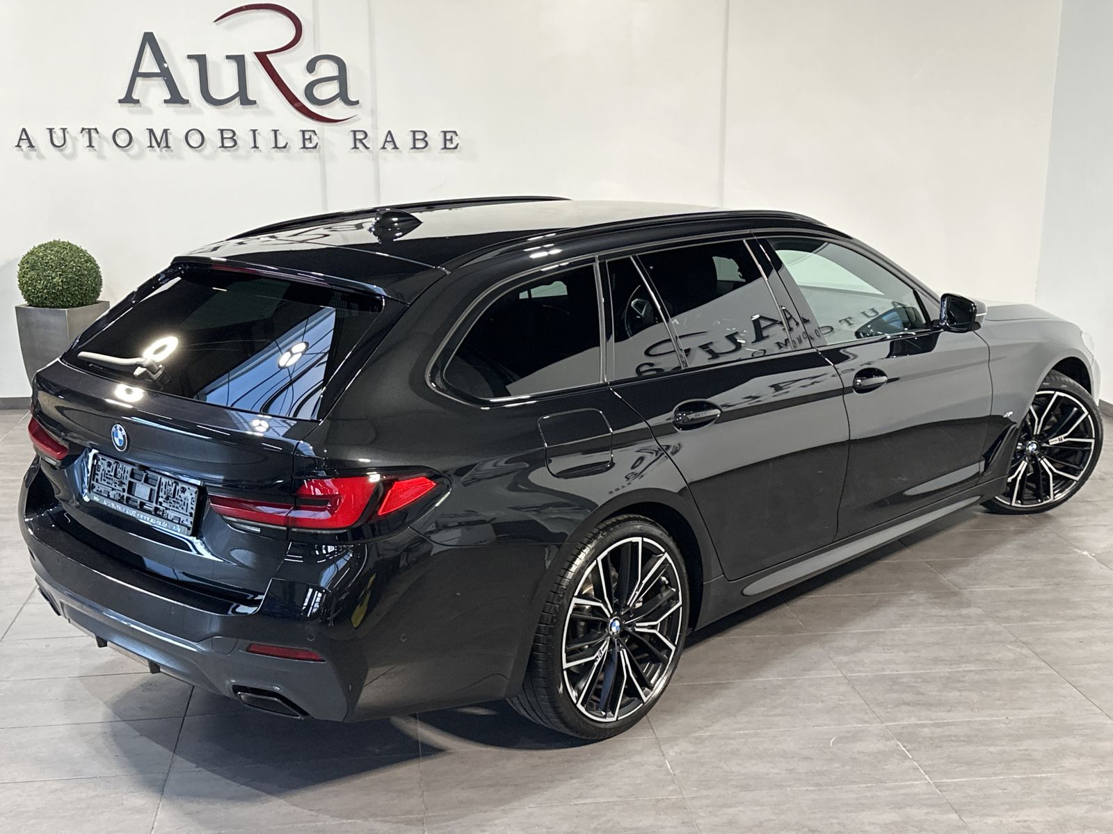 Fahrzeugabbildung BMW 530i Touring xDrive M-Sport NAV+LED+AHK+HUD+H&K
