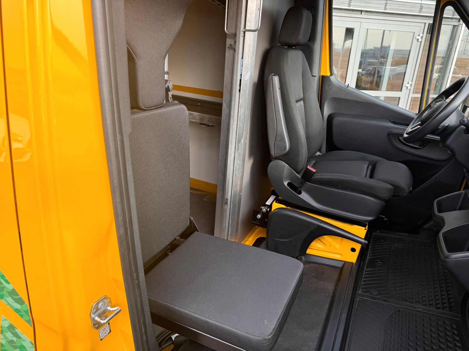 Fahrzeugabbildung Mercedes-Benz eSprinter 312 DHL Regal KEP-Ausbau