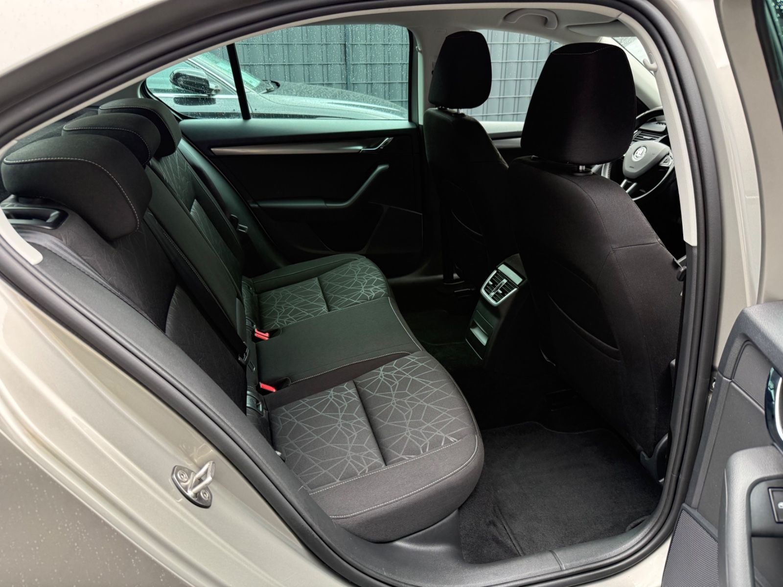 Skoda Octavia Lim. 1.8 TSI Clever NAVI DSG LED 1 HAND foto 12
