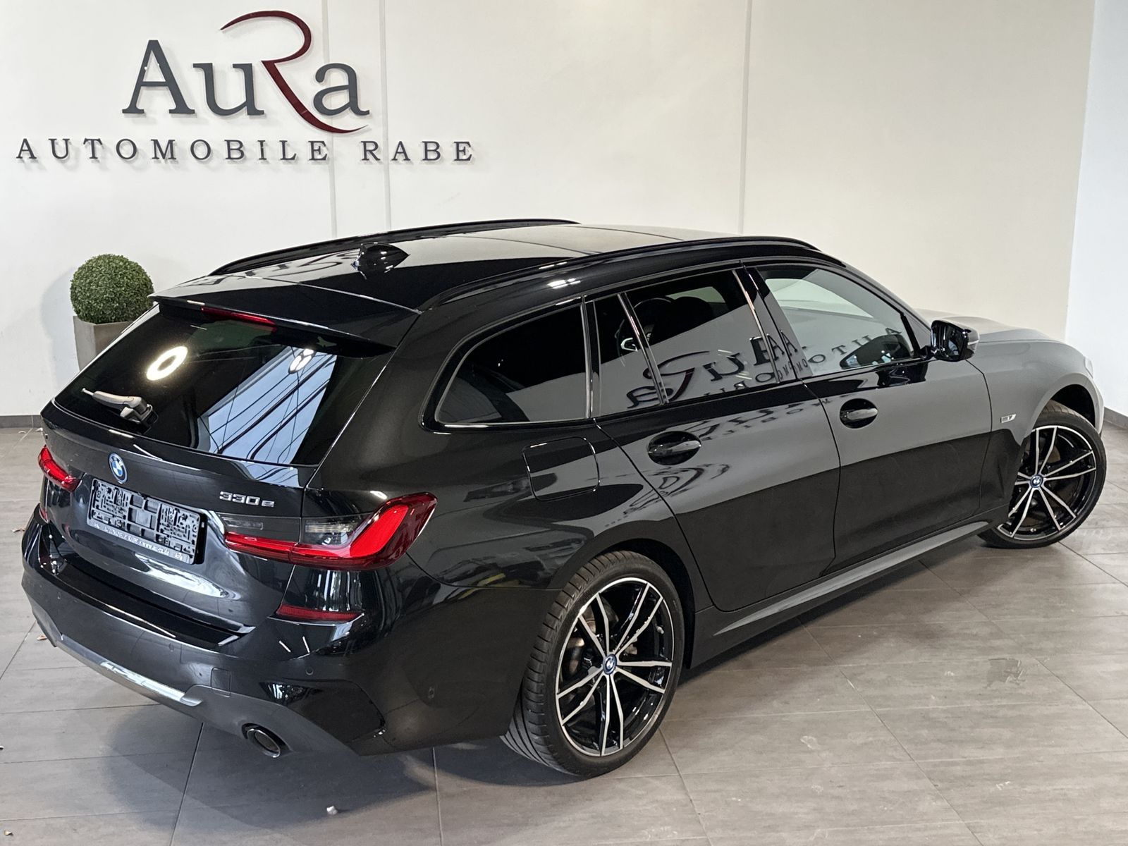 Fahrzeugabbildung BMW 330e Touring xDrive M-Sport NAV+LED+PANO+HEAD-UP