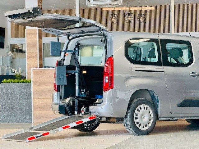 Opel Combo XL-Behindertengerecht-Rampe-Schwenksitz