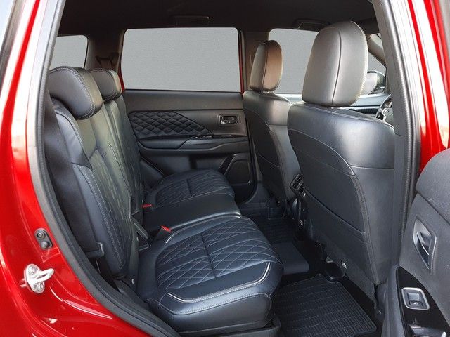 Fahrzeugabbildung Mitsubishi Outlander Plus Spirit 2.4 PHEV 4WD Leder 360°