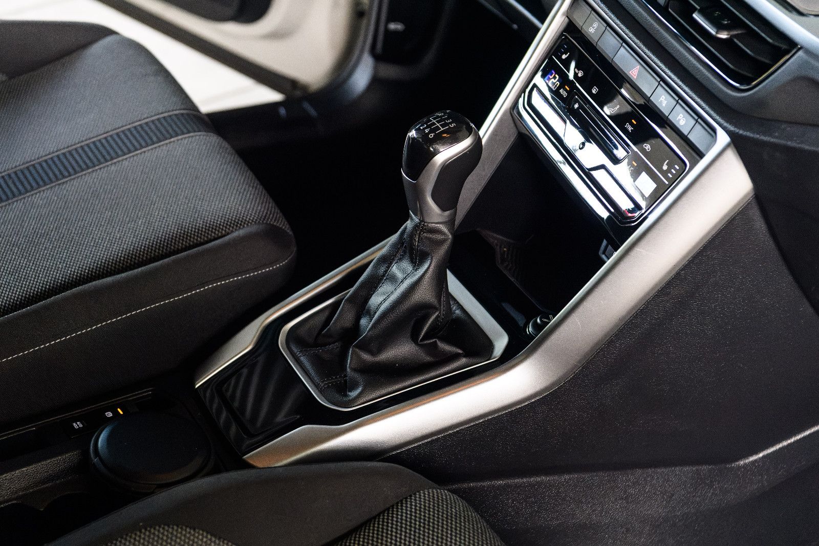 Fahrzeugabbildung Volkswagen T-Roc Life +LED+AW+Cockpit PRO+Park Assist+Ascot