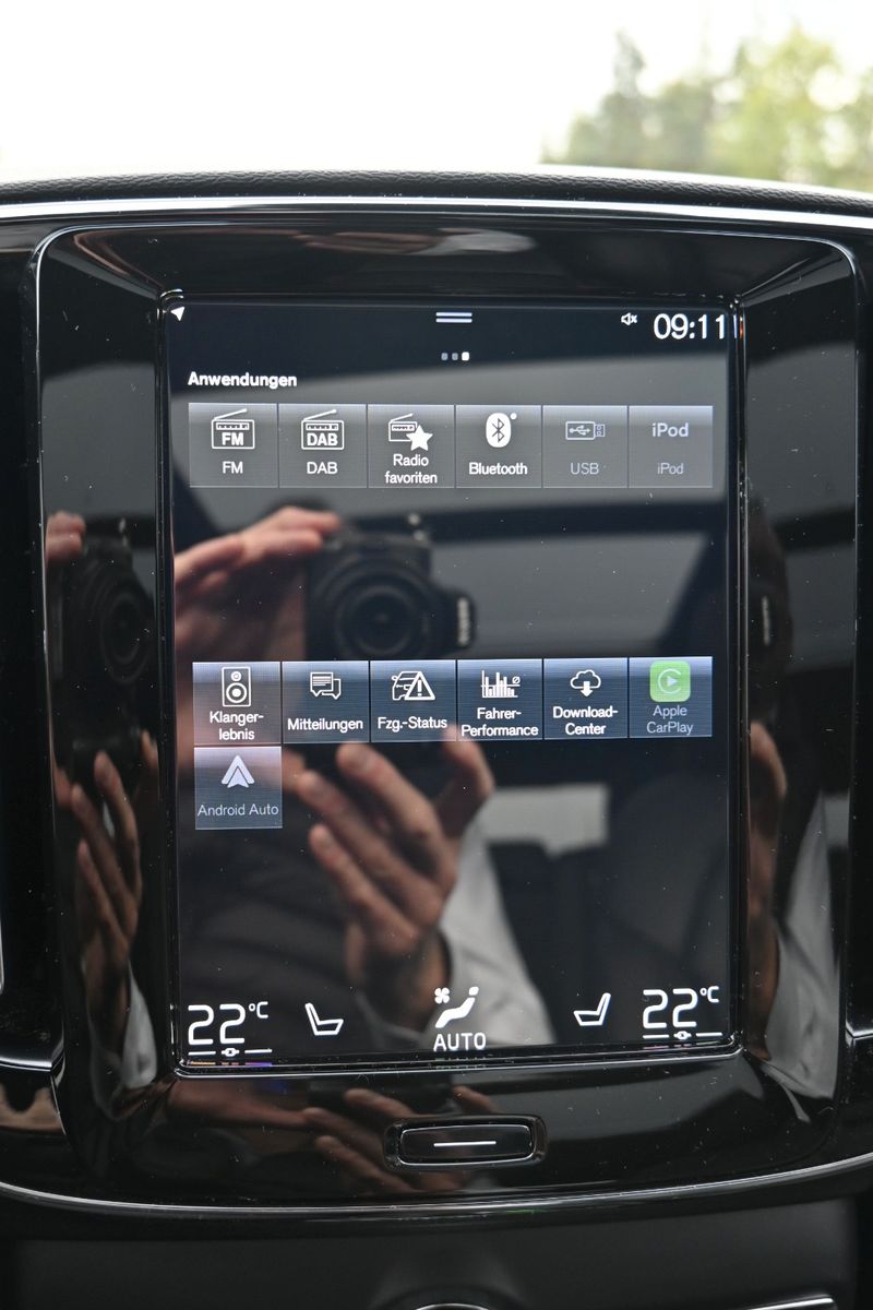 Fahrzeugabbildung Volvo XC40 T3 R Design *PANO*RFK*H&K*Leder*