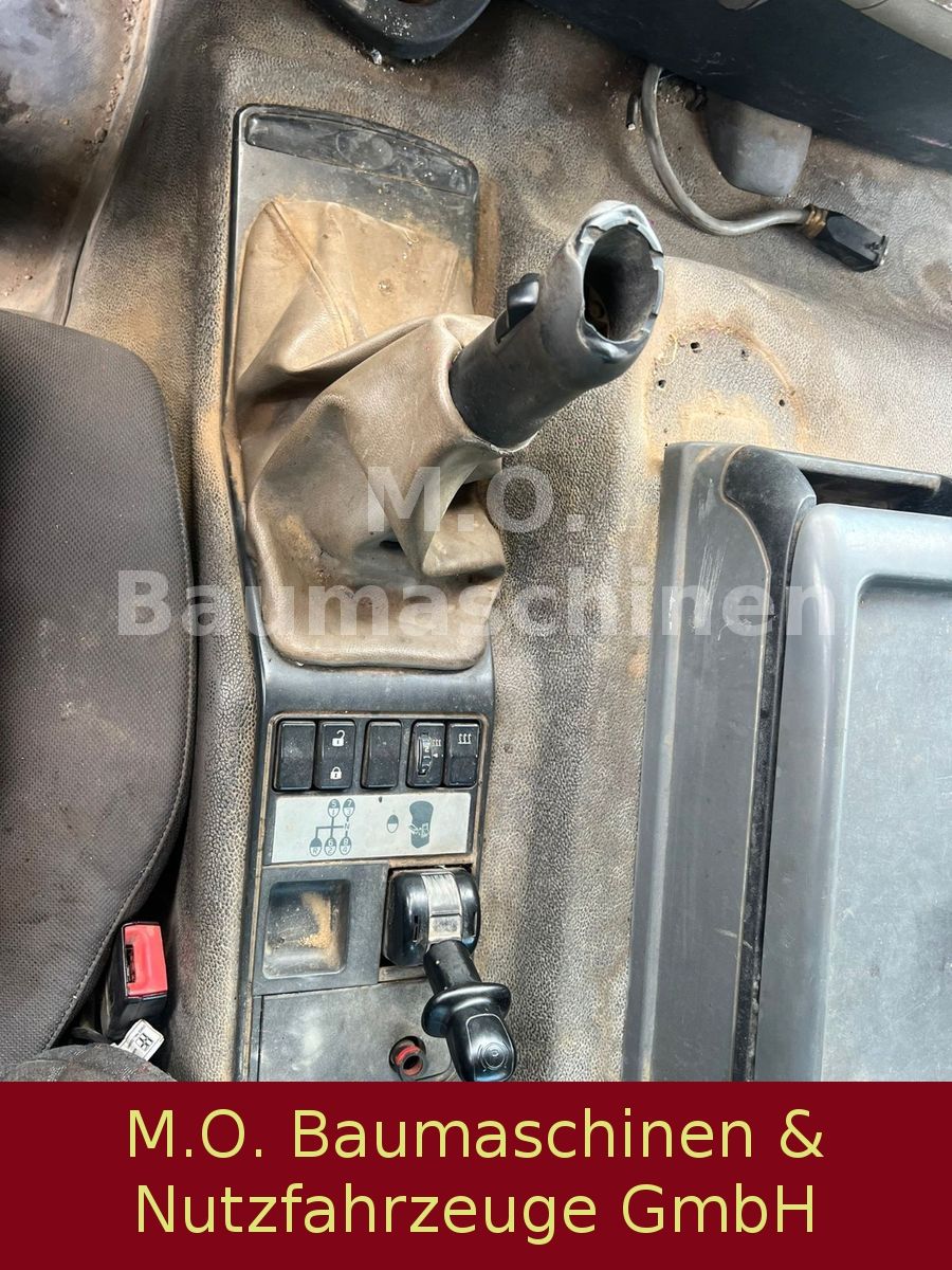 Fahrzeugabbildung Renault Kerax 450.42 / 8x4 / Bordmatik / Blatt/Blatt