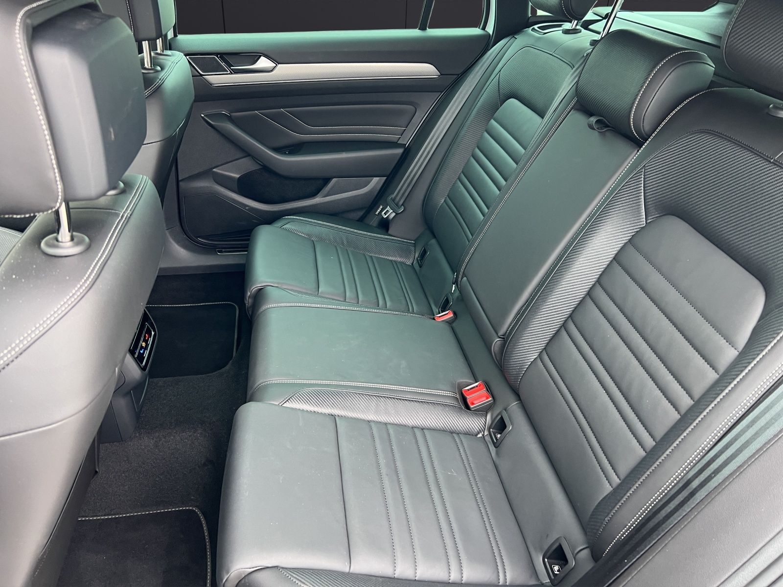 Fahrzeugabbildung Volkswagen Passat Variant R-Line Elegance TSI DSG LED ACC N