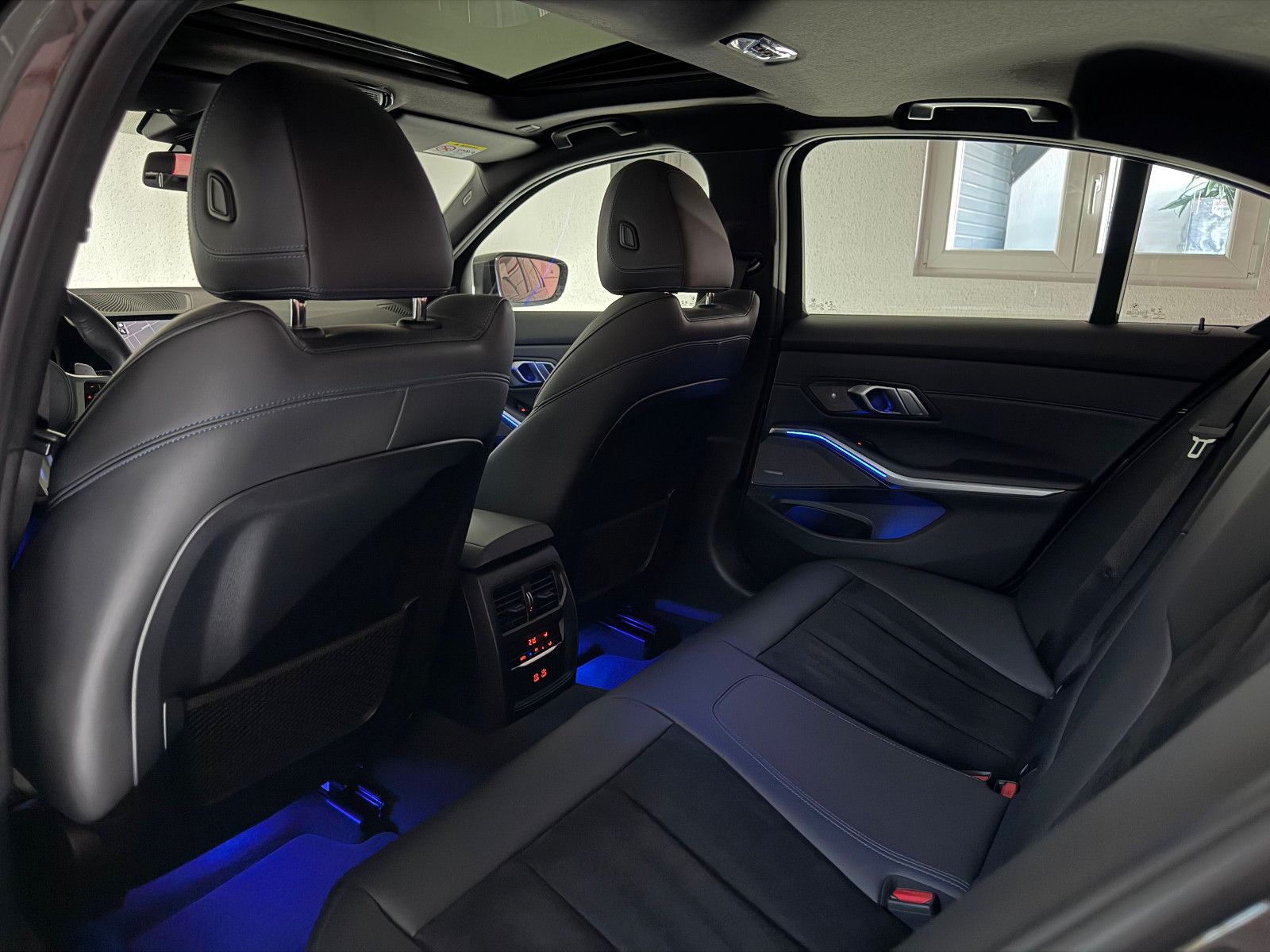 Fahrzeugabbildung BMW 330 i xDrive M SPORT/LASER/H&K/PANO/MEMORY/DE FZ