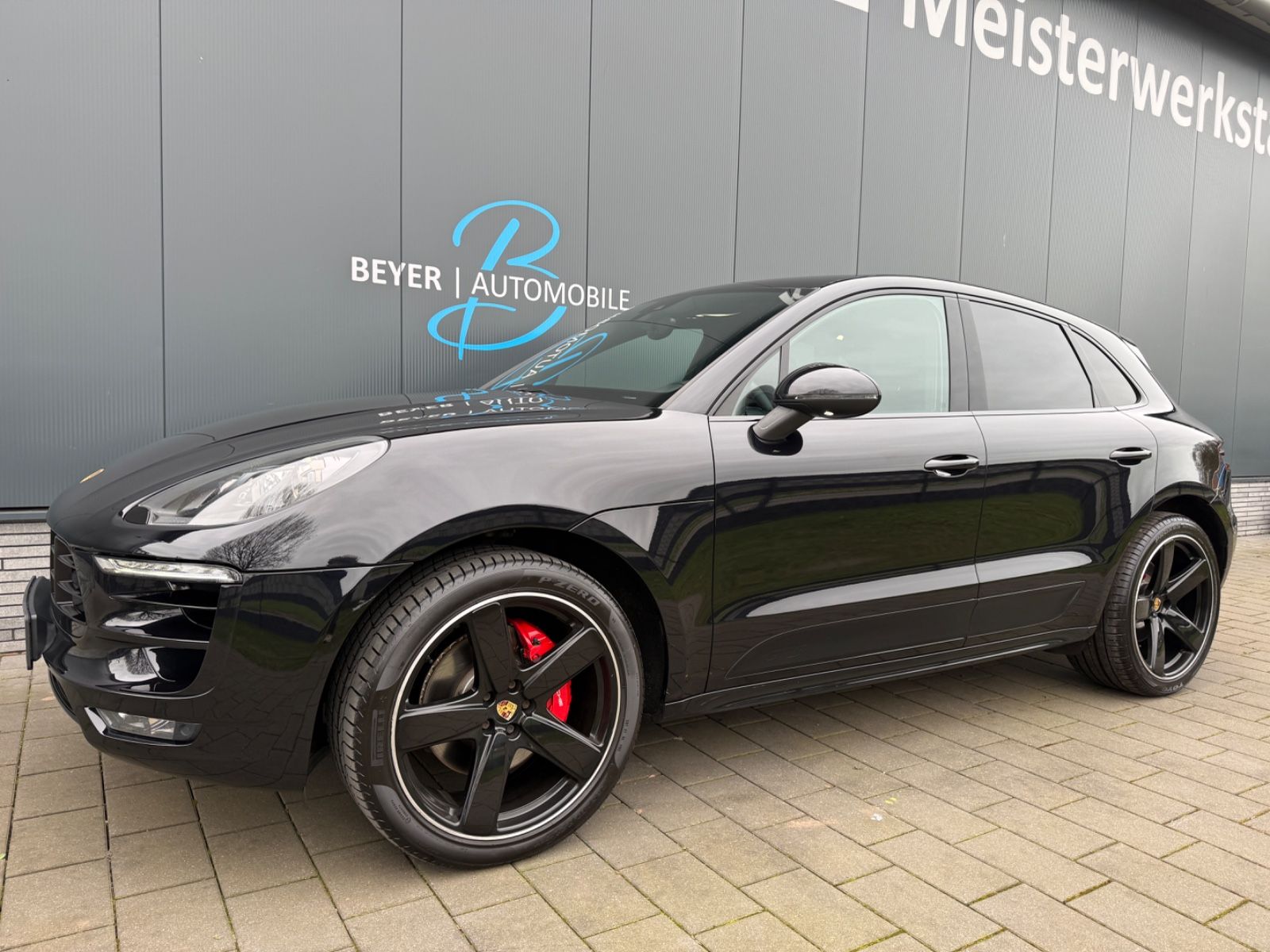 PORSCHE Macan