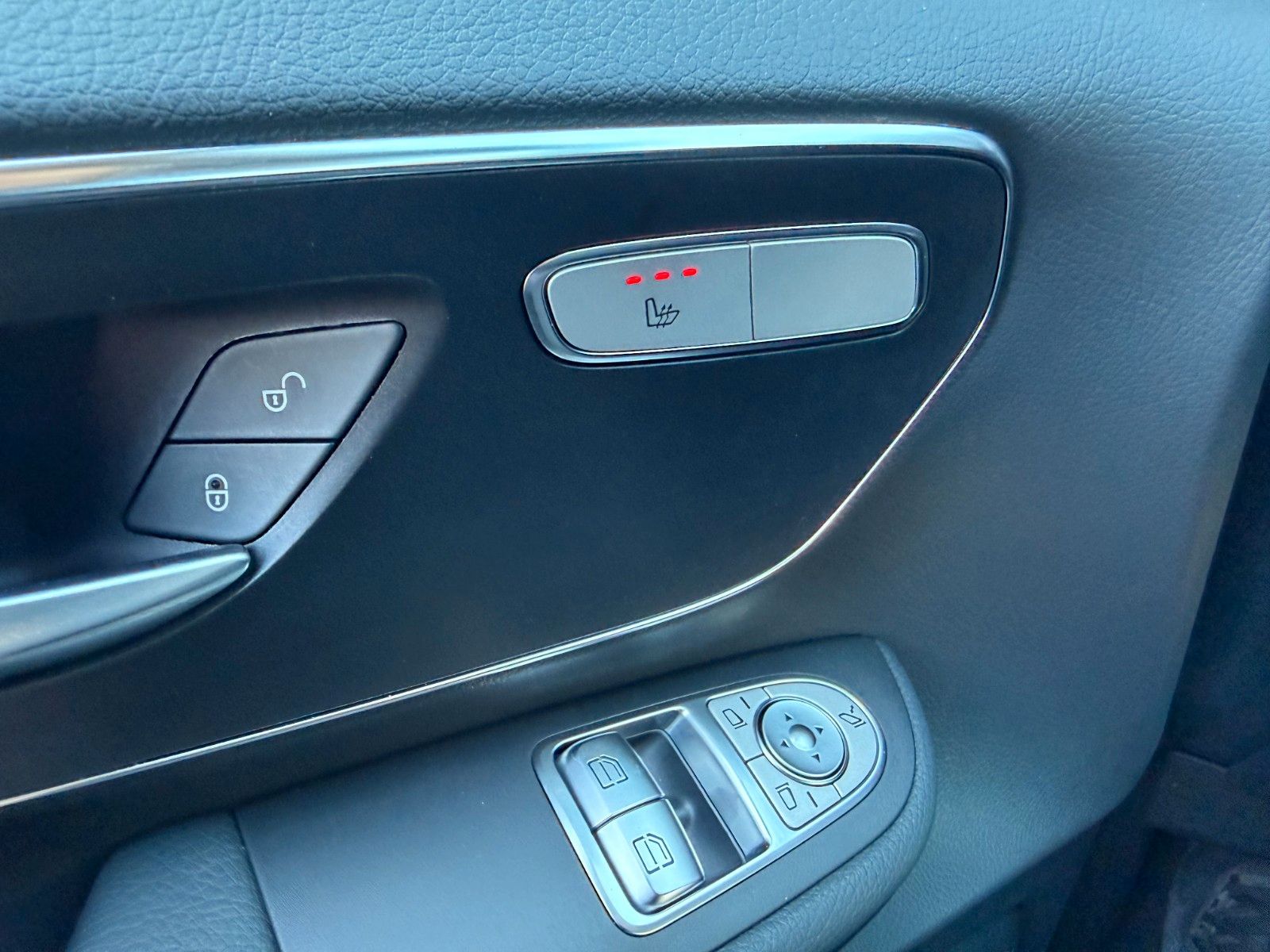 Fahrzeugabbildung Mercedes-Benz V 220 d STYLE AHK2,5to MULTIBEAM 360 DISTRONIC