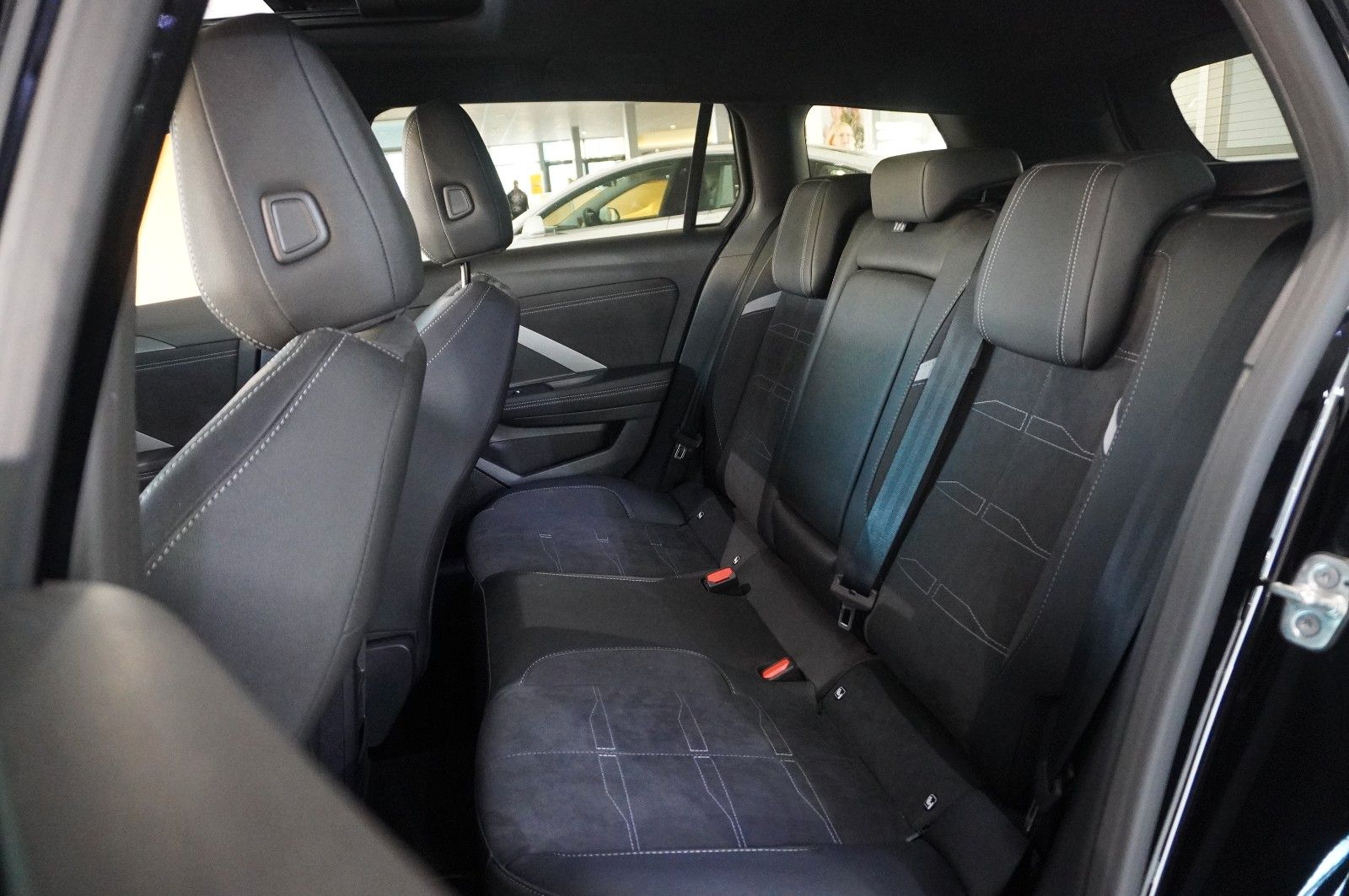 Fahrzeugabbildung Opel Astra L ST 1.2T ULTIMATE NAVI/LED/360°/HUD/AHK