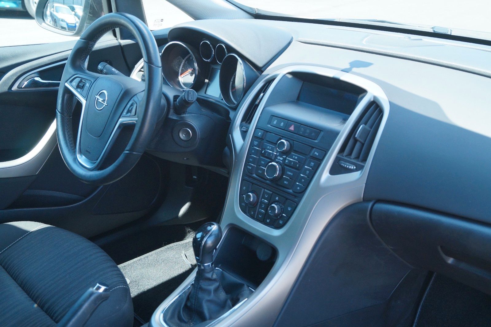 Fahrzeugabbildung Opel Astra J Sports Tourer Design Edition *1. Hand