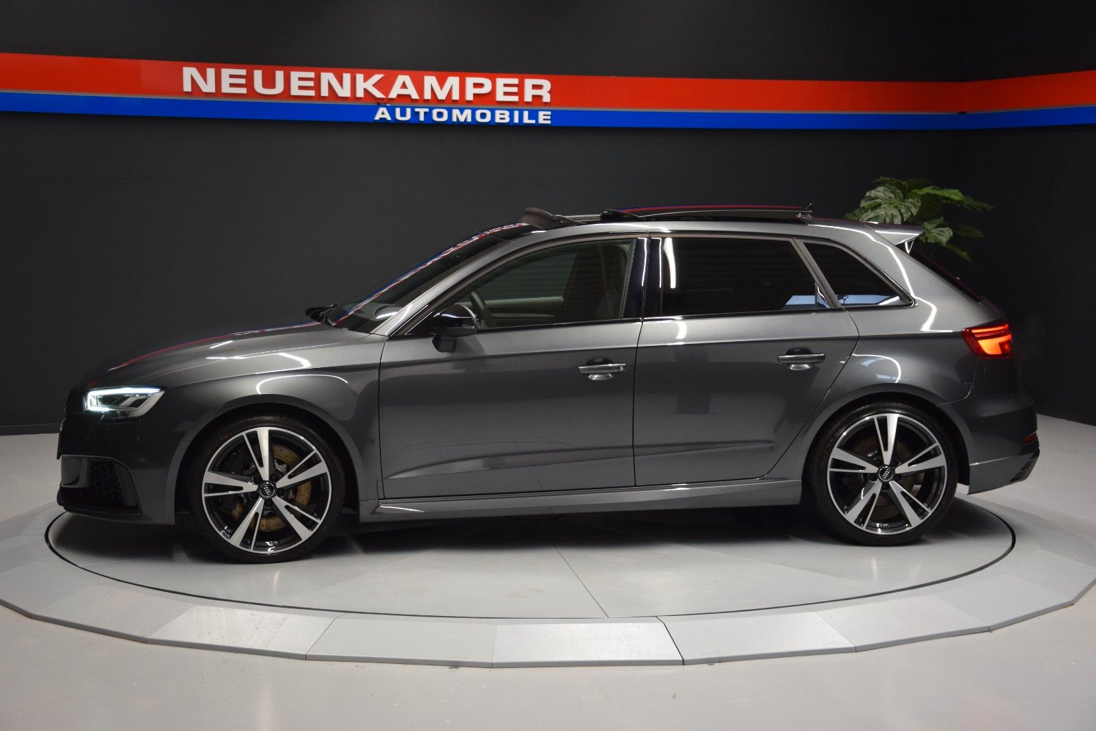 Fahrzeugabbildung Audi RS3 Sportback 2.5 TF quattro Pano B&O Schale ACC