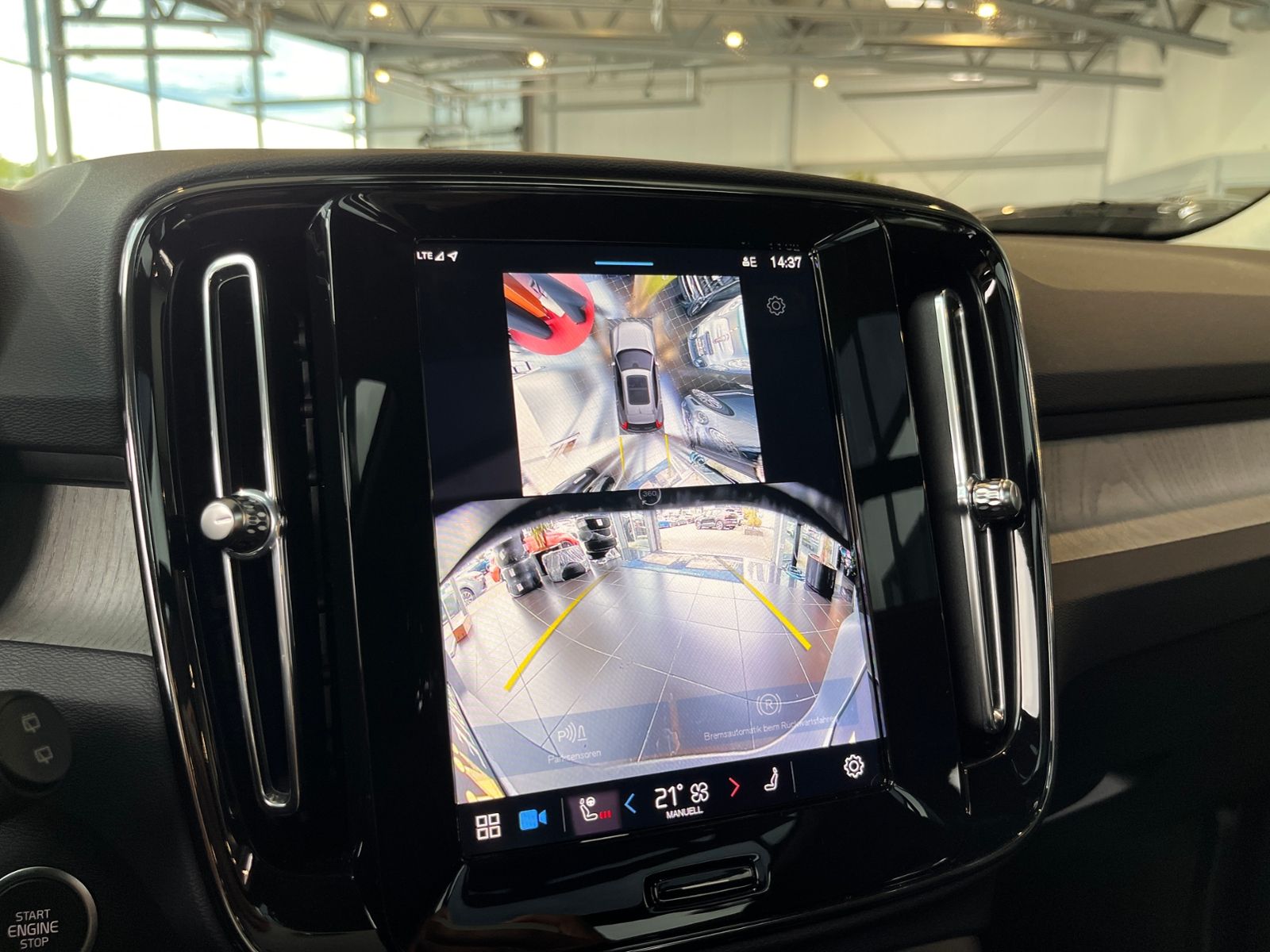 Fahrzeugabbildung Volvo XC40 Ultra Dark PANO AHK 21" 360° KAM