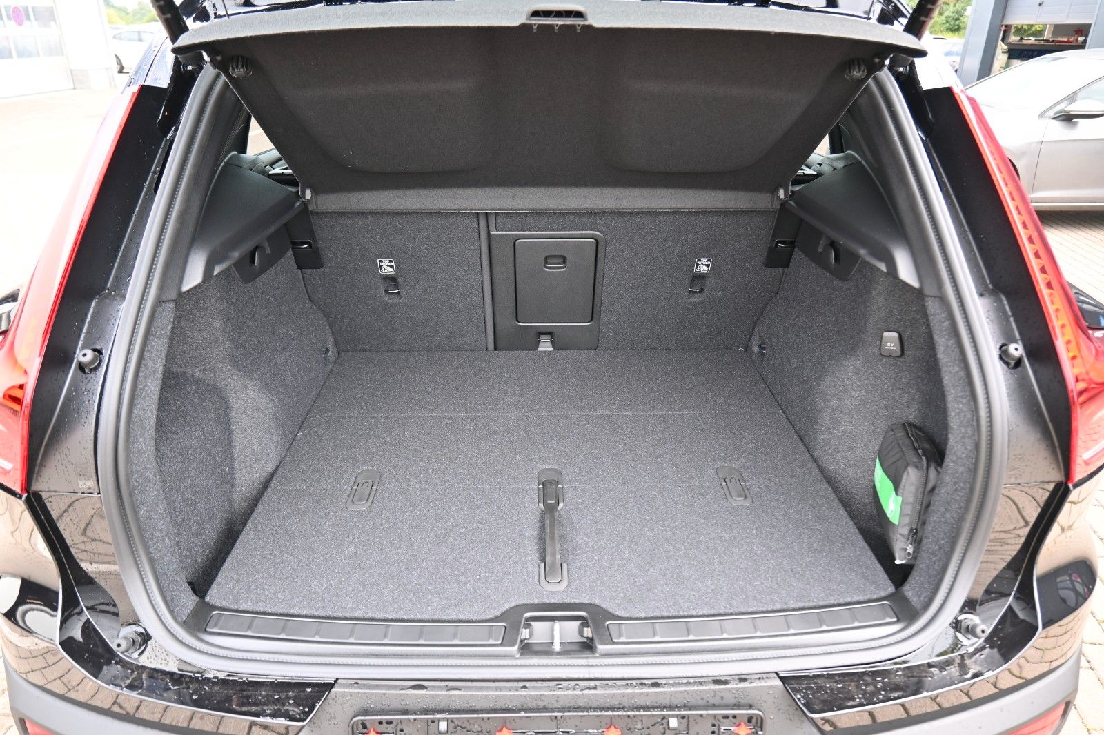 Fahrzeugabbildung Volvo XC40 B3 DKG Plus Dark*FSHZG*360°*AHK*AllSeason