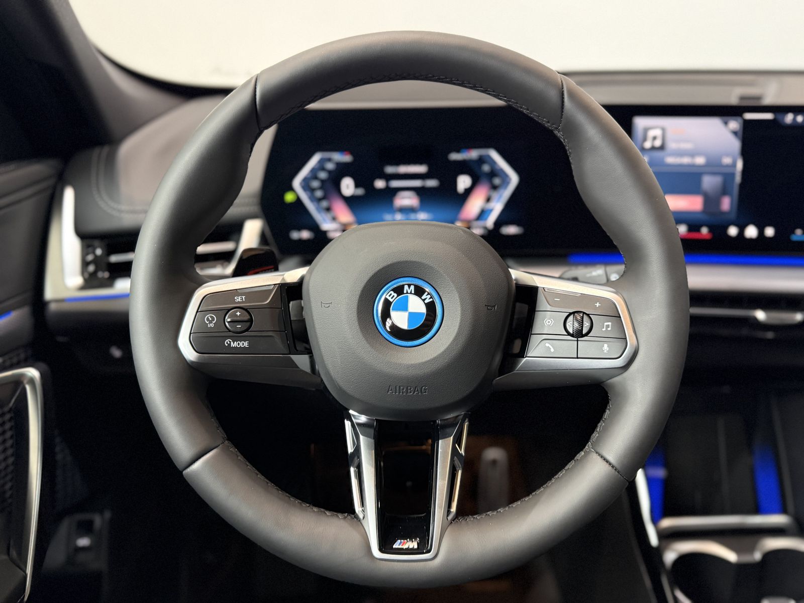 Fahrzeugabbildung BMW iX1 xDrive20 M Sportpaket | Komfortzugang | Pano