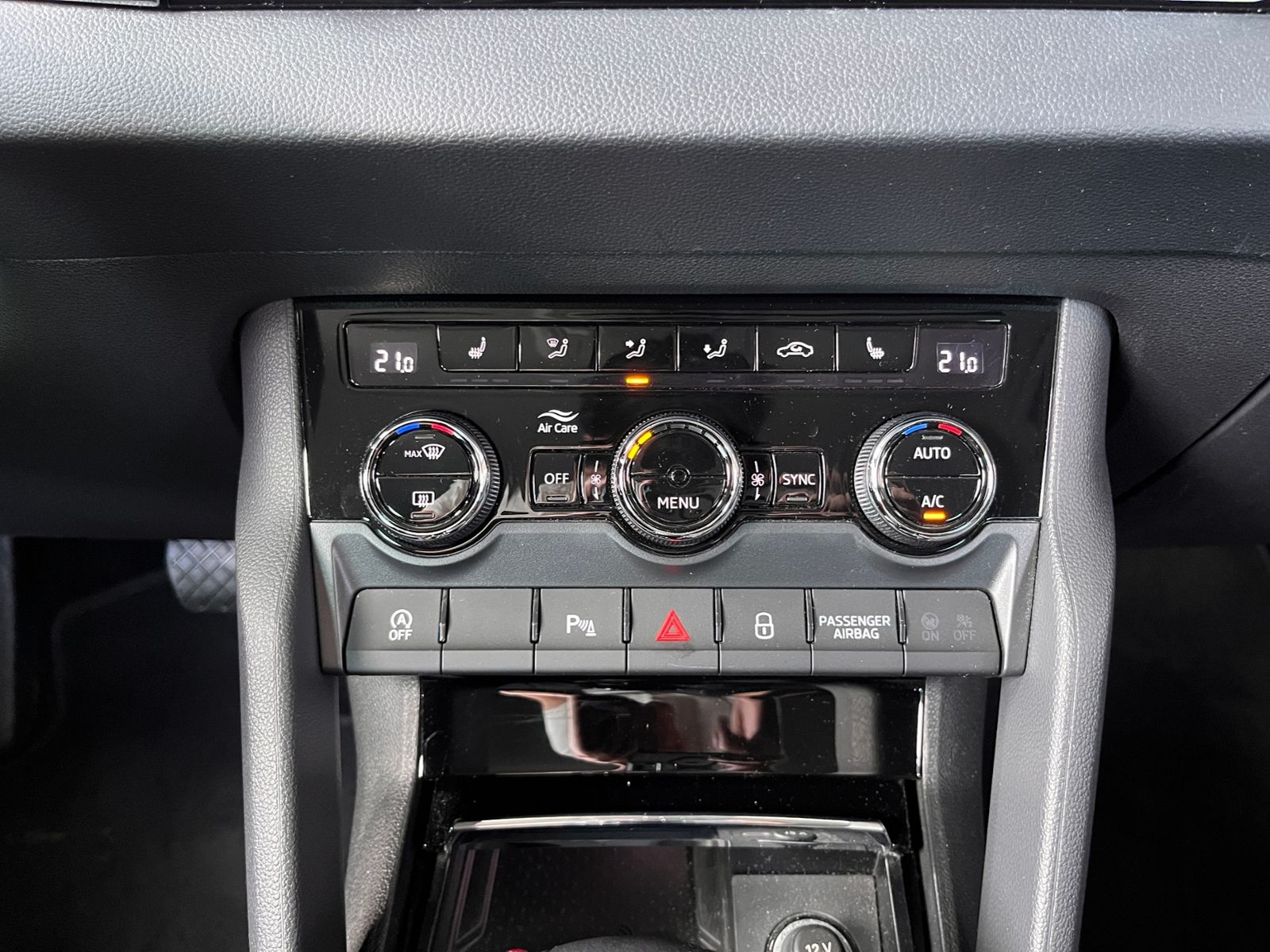 Fahrzeugabbildung SKODA Karoq Clever ACC RFK LED NAVI